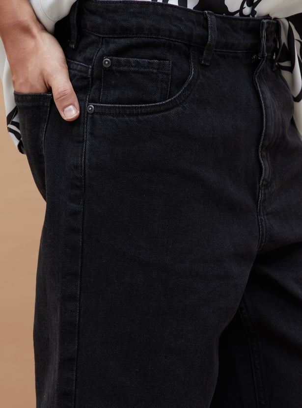 Modern Tailored Washed Loose Fit Denim Jeans for Men with Relaxed Comfort and Urban Look