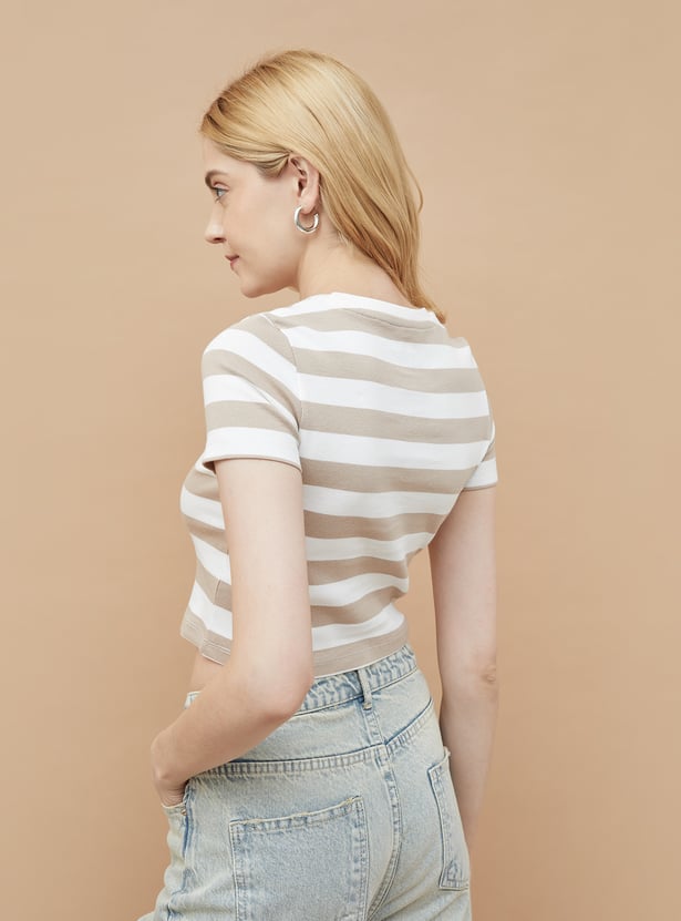 Fashion Forward Womens Crop T Shirt with Unique Graphic Print for Youthful Style