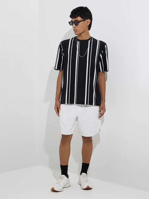 Black Stripe Printed Relaxed-Fit T-Shirt Men’s Trendy Casual Streetwear Outfit