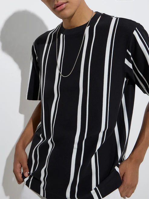 Black Stripe Printed Relaxed-Fit T-Shirt Men’s Trendy Casual Streetwear Outfit