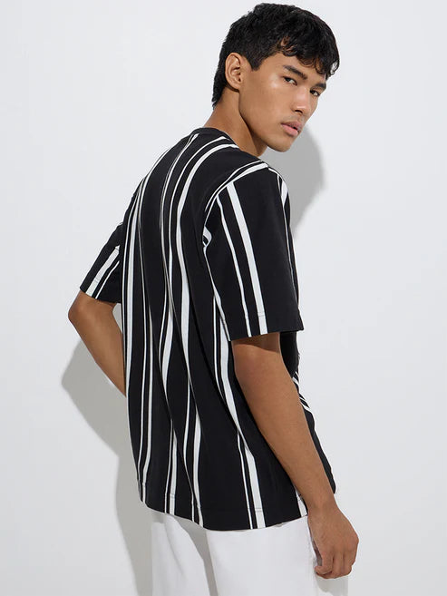 Black Stripe Printed Relaxed-Fit T-Shirt Men’s Trendy Casual Streetwear Outfit