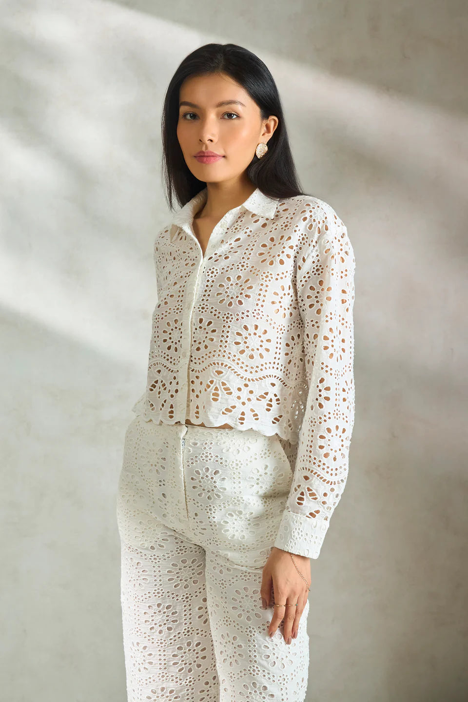 Modern Women’s White Boxy Cotton Shirt Featuring Chic Scalloped Hem for Daily Outfits
