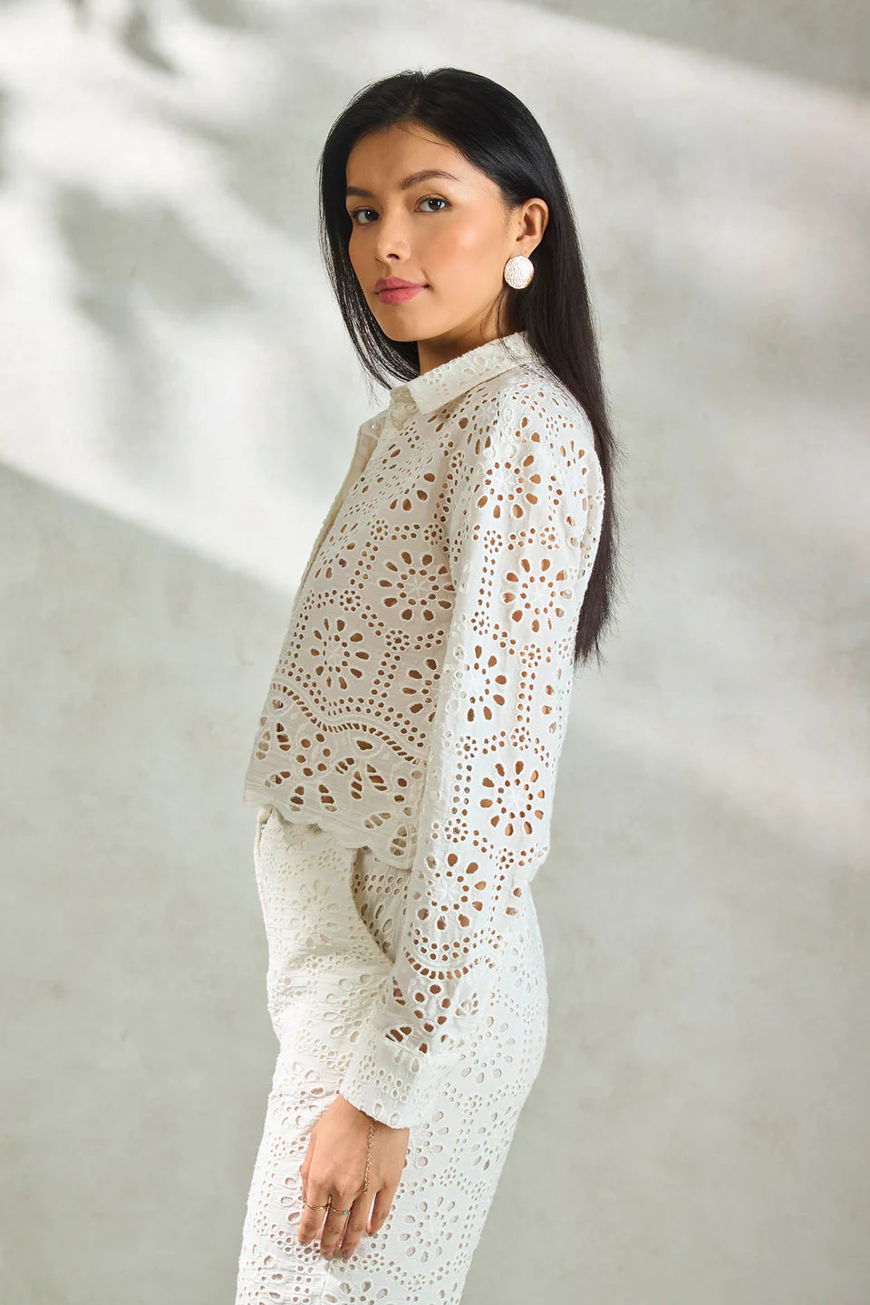 Modern Women’s White Boxy Cotton Shirt Featuring Chic Scalloped Hem for Daily Outfits