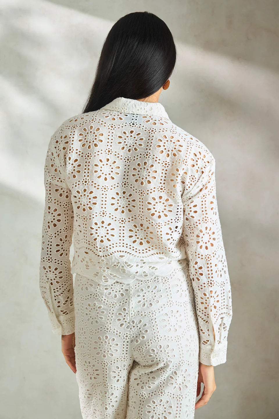 Modern Women’s White Boxy Cotton Shirt Featuring Chic Scalloped Hem for Daily Outfits