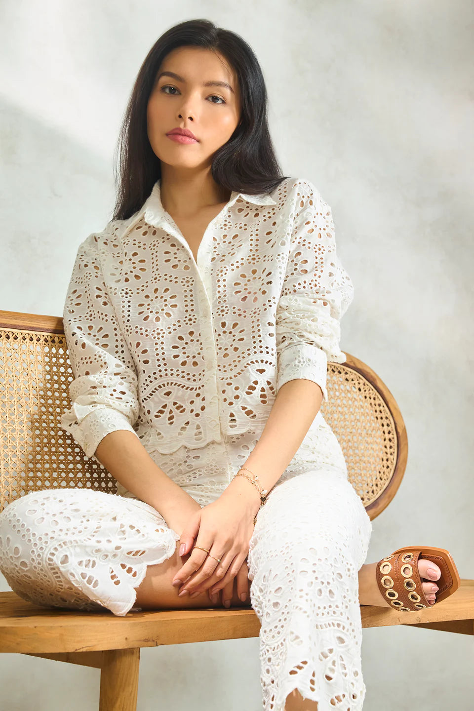 Modern Women’s White Boxy Cotton Shirt Featuring Chic Scalloped Hem for Daily Outfits