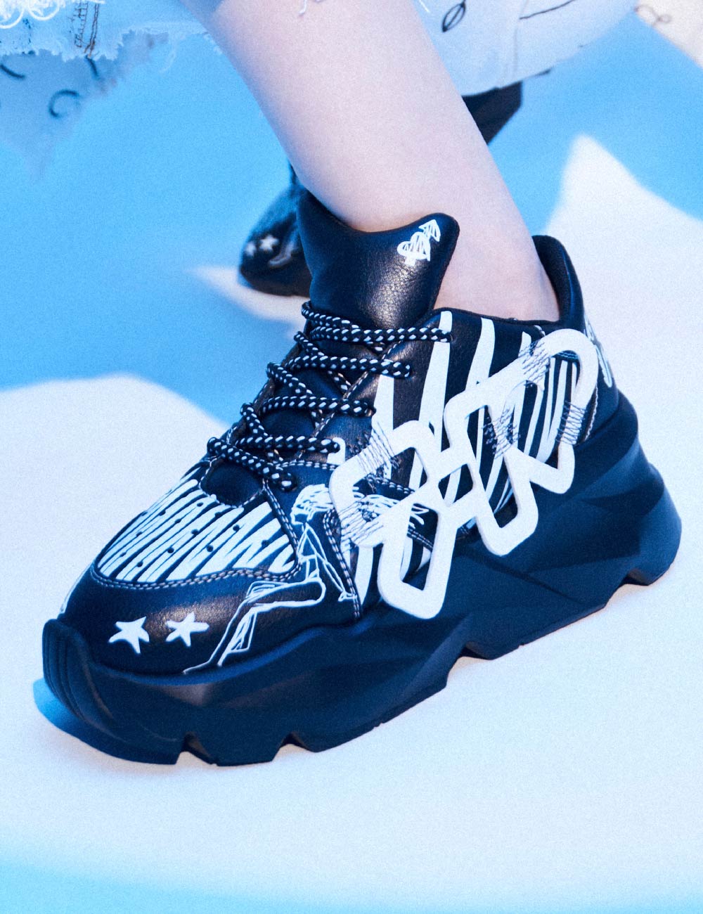 Trendy Men’s Black Graphic Chunky Sneakers Perfect for Casual Streetwear and Everyday Outfits