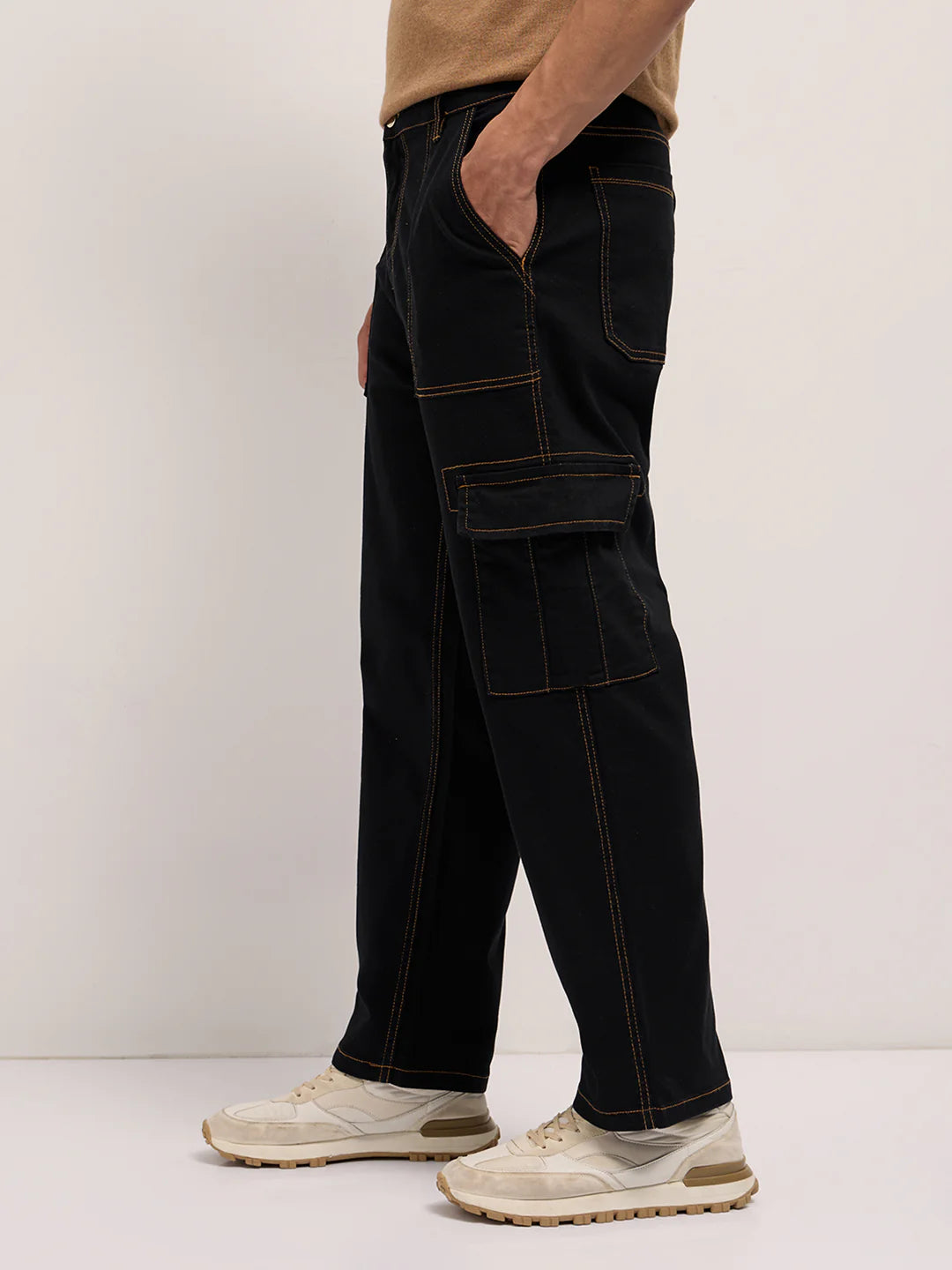 Comfortable Men’s Black Cargo Jeans with Baggy Fit and Mid-Rise Design