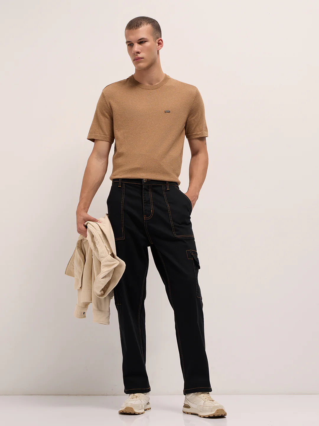 Comfortable Men’s Black Cargo Jeans with Baggy Fit and Mid-Rise Design