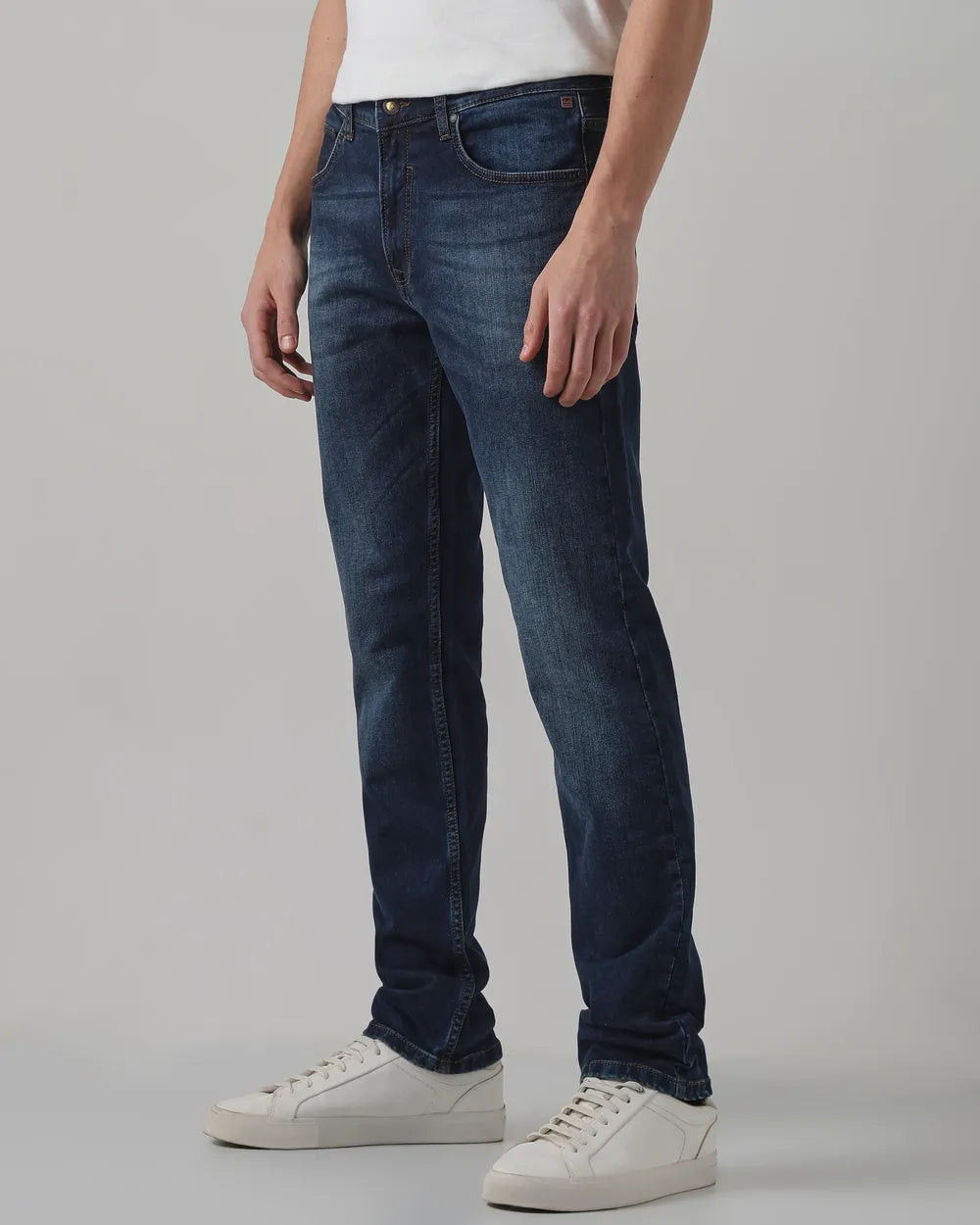 Urban Inspired Straight Fit Indigo Denim Jeans with Flexible Stretch and Relaxed Modern Styling