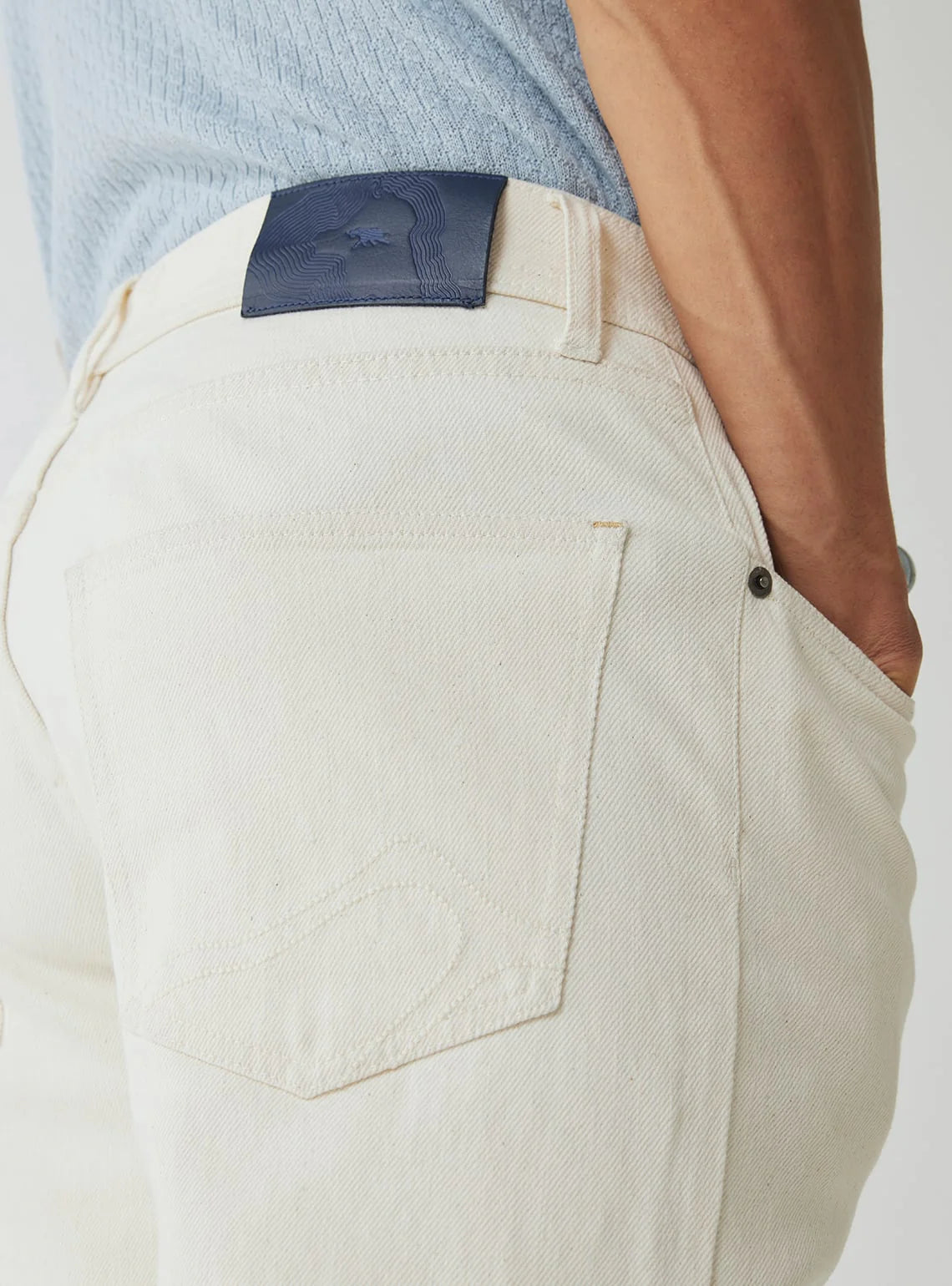 Everyday Wear Men’s Off-White Casual Denim Jeans with Comfortable Fit and Contemporary Look