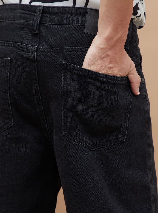 Modern Tailored Washed Loose Fit Denim Jeans for Men with Relaxed Comfort and Urban Look