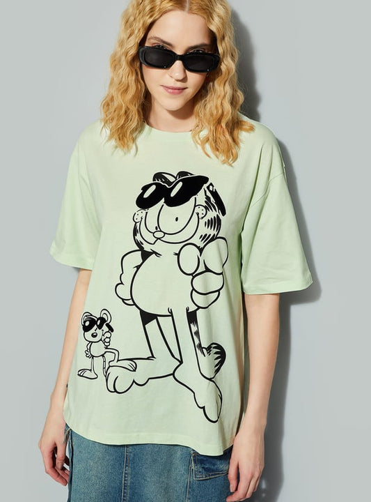 Cute and Trendy Women’s Garfield Graphic T-Shirt with Loose Oversized Silhouette