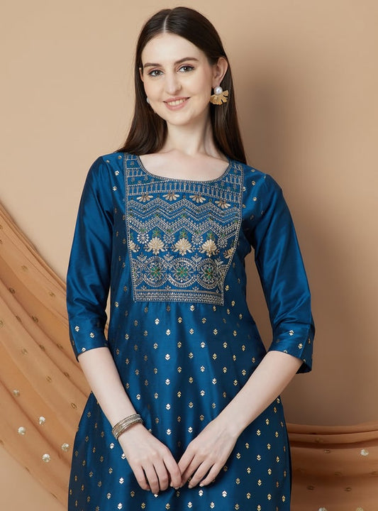 Sophisticated Women’s Straight Kurta Featuring Shimmering Foil Print for Casual and Ethnic Look