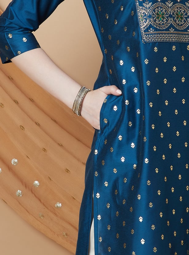 Sophisticated Women’s Straight Kurta Featuring Shimmering Foil Print for Casual and Ethnic Look