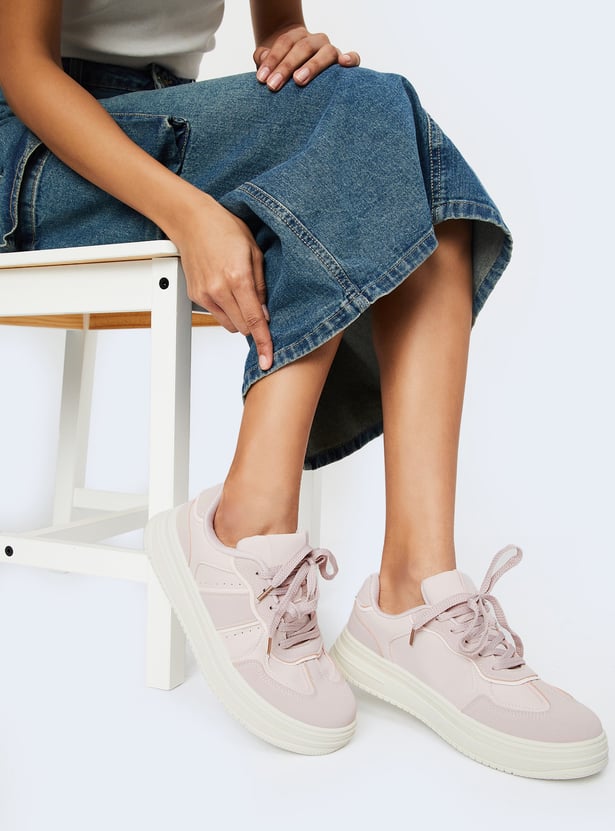 Fashionable Colorblock Footwear for Women with Sleek Design