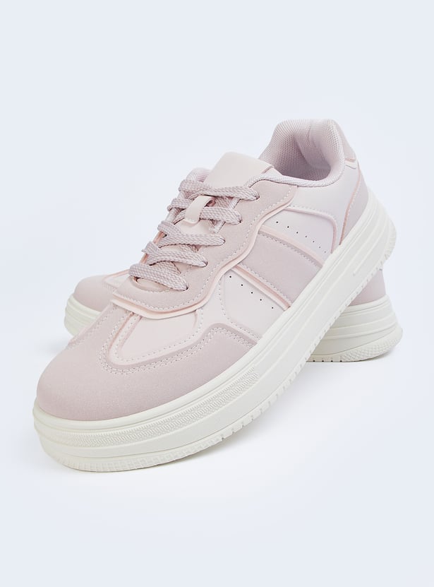 Fashionable Colorblock Footwear for Women with Sleek Design