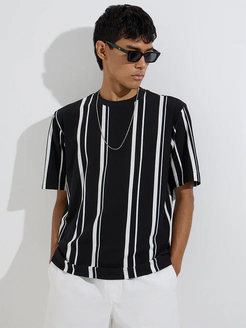 Black Stripe Printed Relaxed-Fit T-Shirt Men’s Trendy Casual Streetwear Outfit