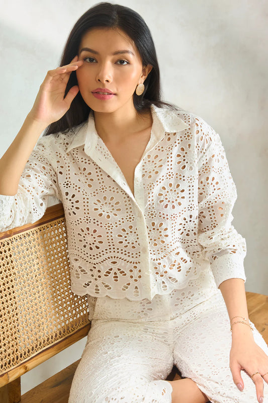 Modern Women’s White Boxy Cotton Shirt Featuring Chic Scalloped Hem for Daily Outfits