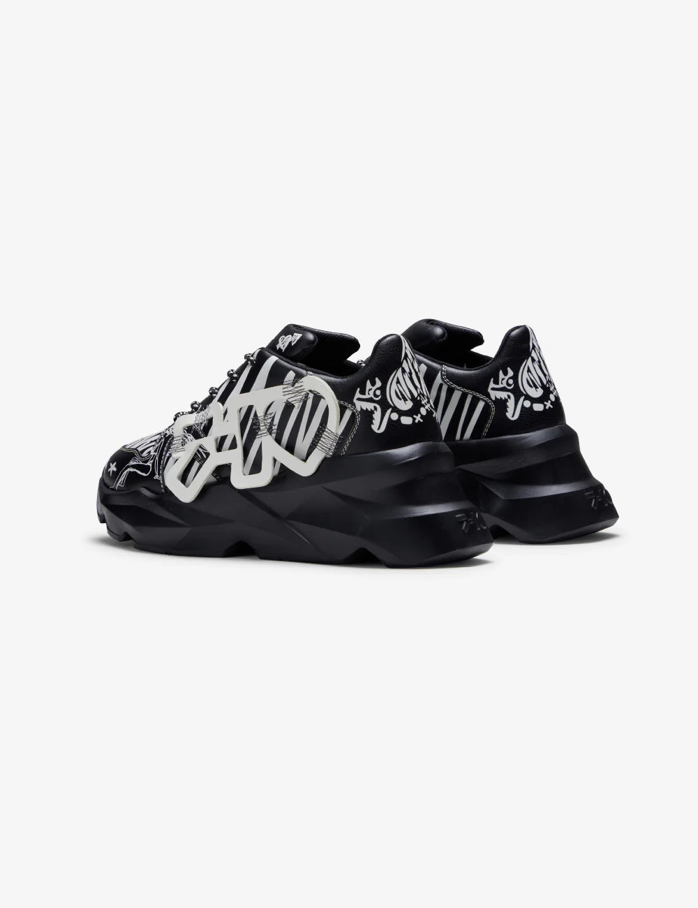 Trendy Men’s Black Graphic Chunky Sneakers Perfect for Casual Streetwear and Everyday Outfits