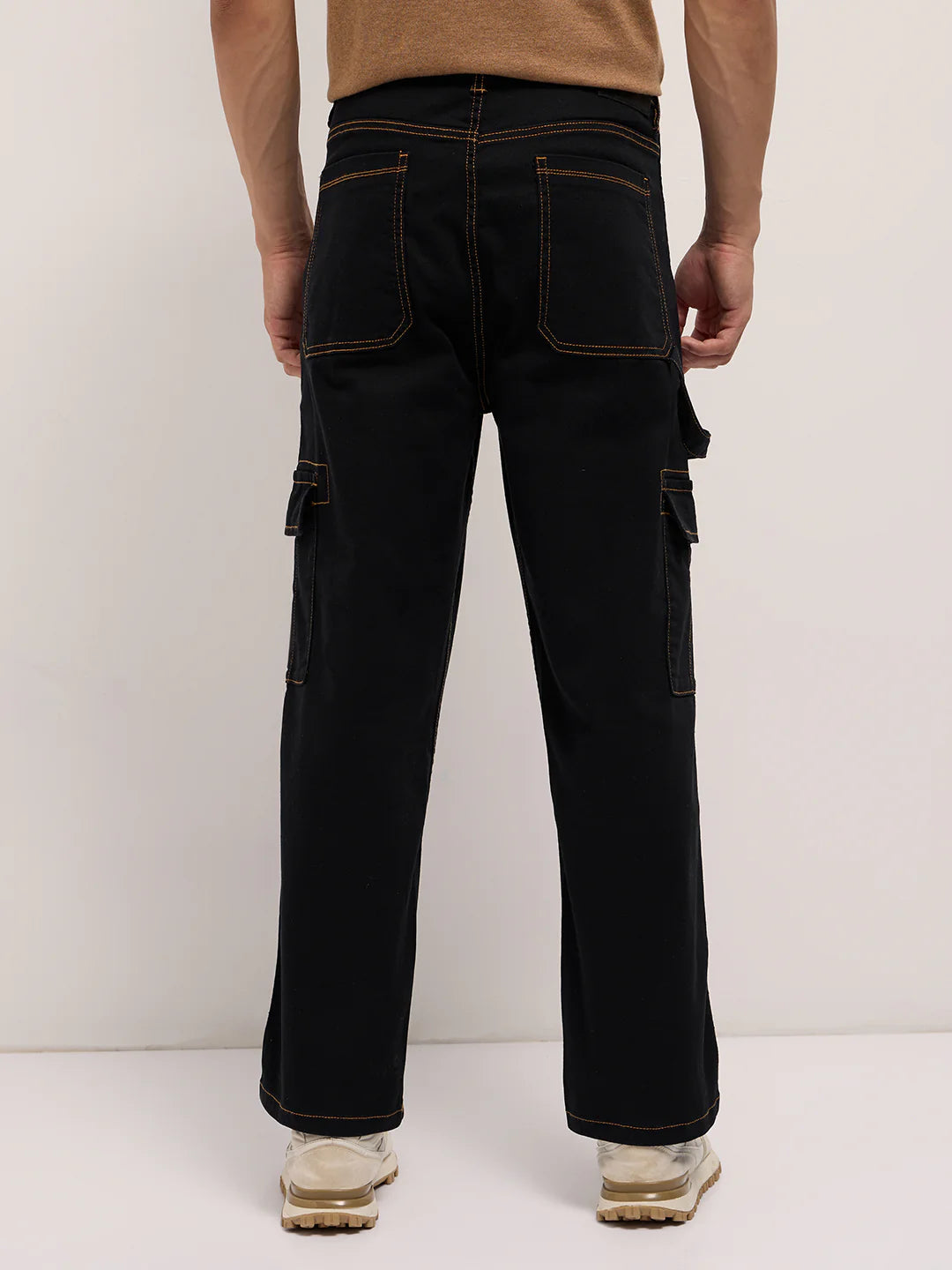 Comfortable Men’s Black Cargo Jeans with Baggy Fit and Mid-Rise Design