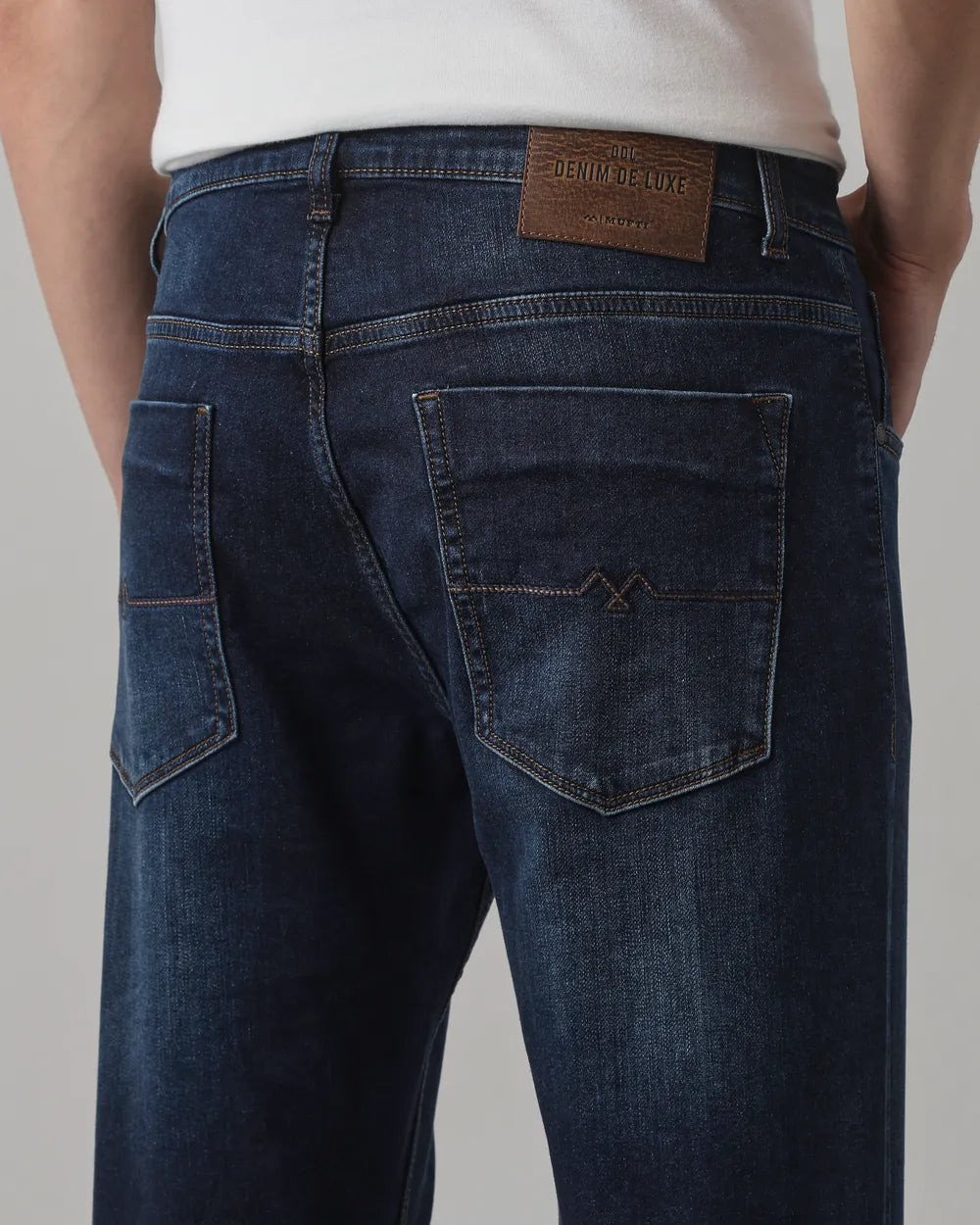 Urban Inspired Straight Fit Indigo Denim Jeans with Flexible Stretch and Relaxed Modern Styling